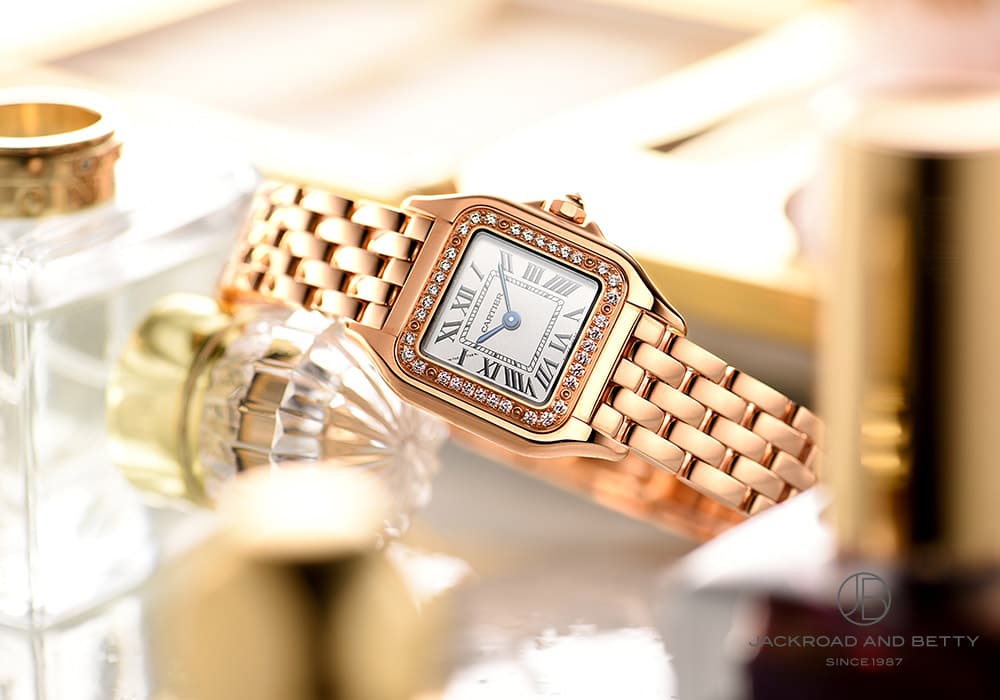 上品な女性が着ける、ピンクゴールドのブランド腕時計