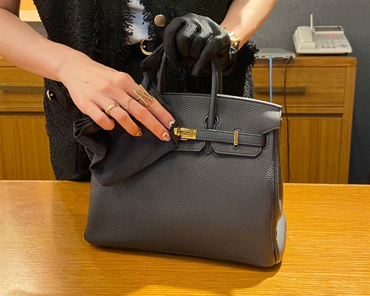 使用の度に軽く汚れを拭き取るだけでも素材は長持ちする