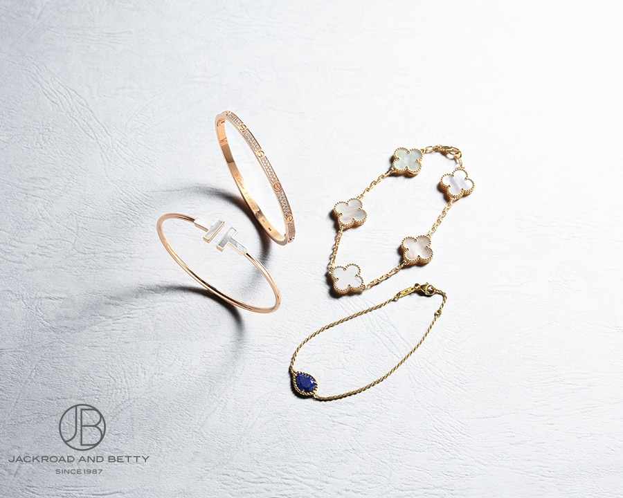 手元をエレガントに彩るブレスレット・バングル