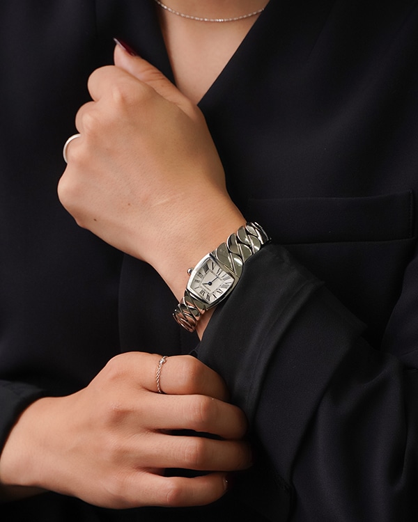 時計ながら、ブレスレットのようにも使えるのが魅力的