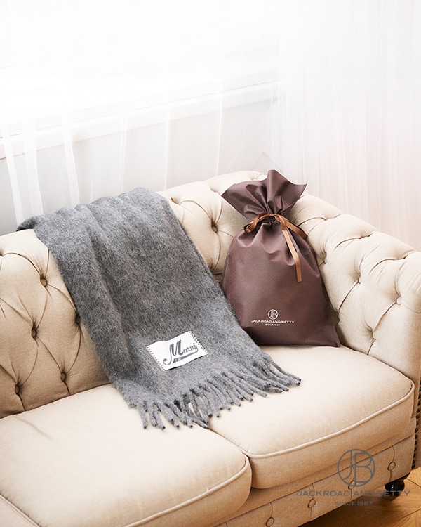 装いをワンランクアップさせてくれる上質なマフラー