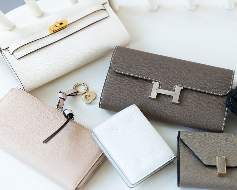上から、エルメス ケリートゥーゴー ウォレット ヴェルソ/エルメス コンスタンス トゥーゴー/クロエ アルファベット ロング ウォレット/メゾン マルジェラ バイフォールド ウォレット/ヴァレクストラ イジィデ ウォレット