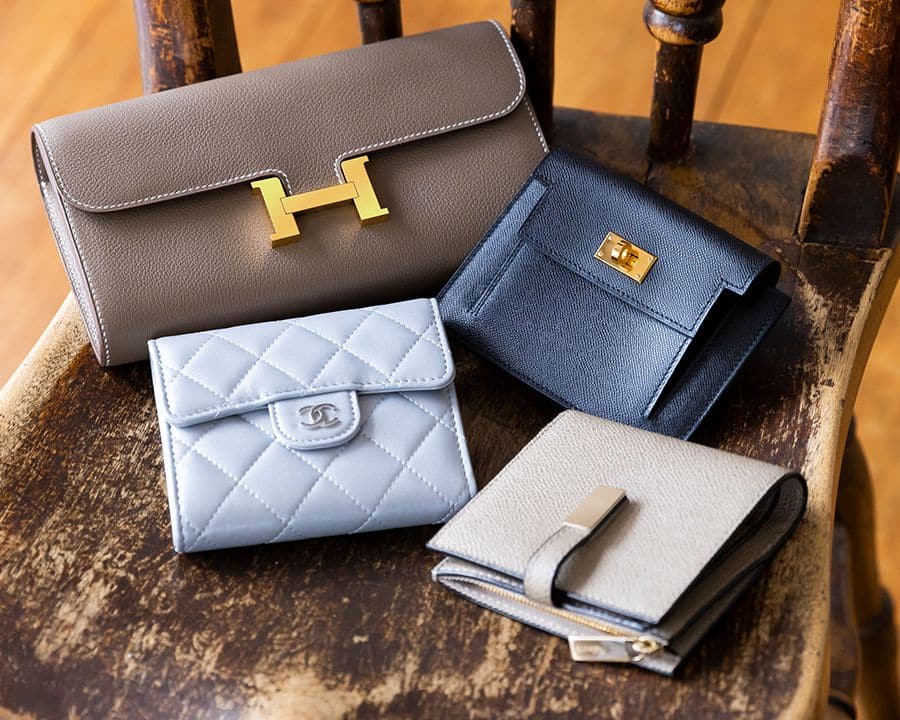 上から、エルメス コンスタンス トゥーゴー/エルメス ケリーポケット コンパクト/シャネル クラシック スモール フラップ ウォレット/ヴァレクストラ スナップ ウォレット
