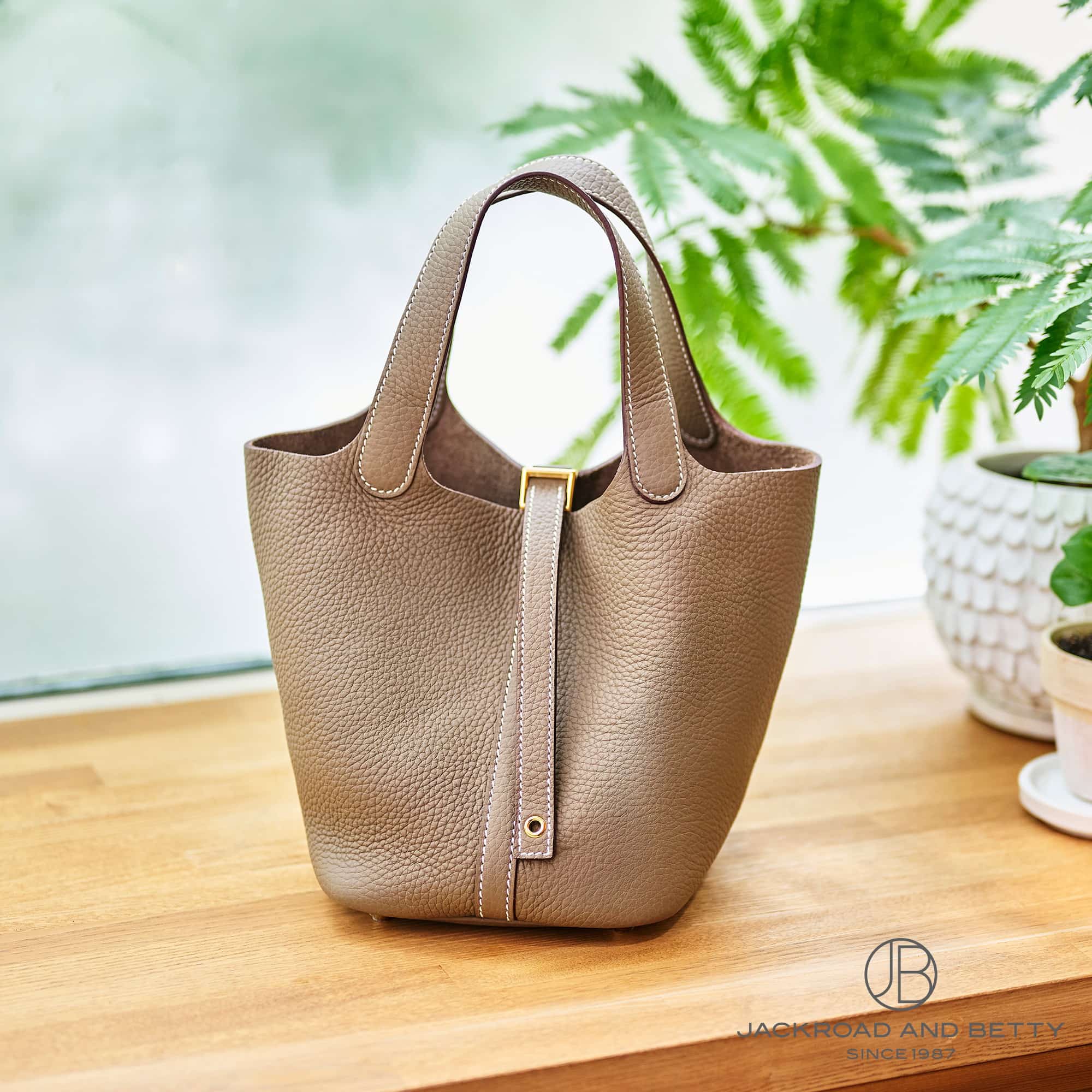 『超美品』HERMÈS エルメス ピコタンロックPM エトゥープ　プレゼント付 ピコタンロックPM エトゥープ ベージュ[H056289CC18] Picotin Lock PM