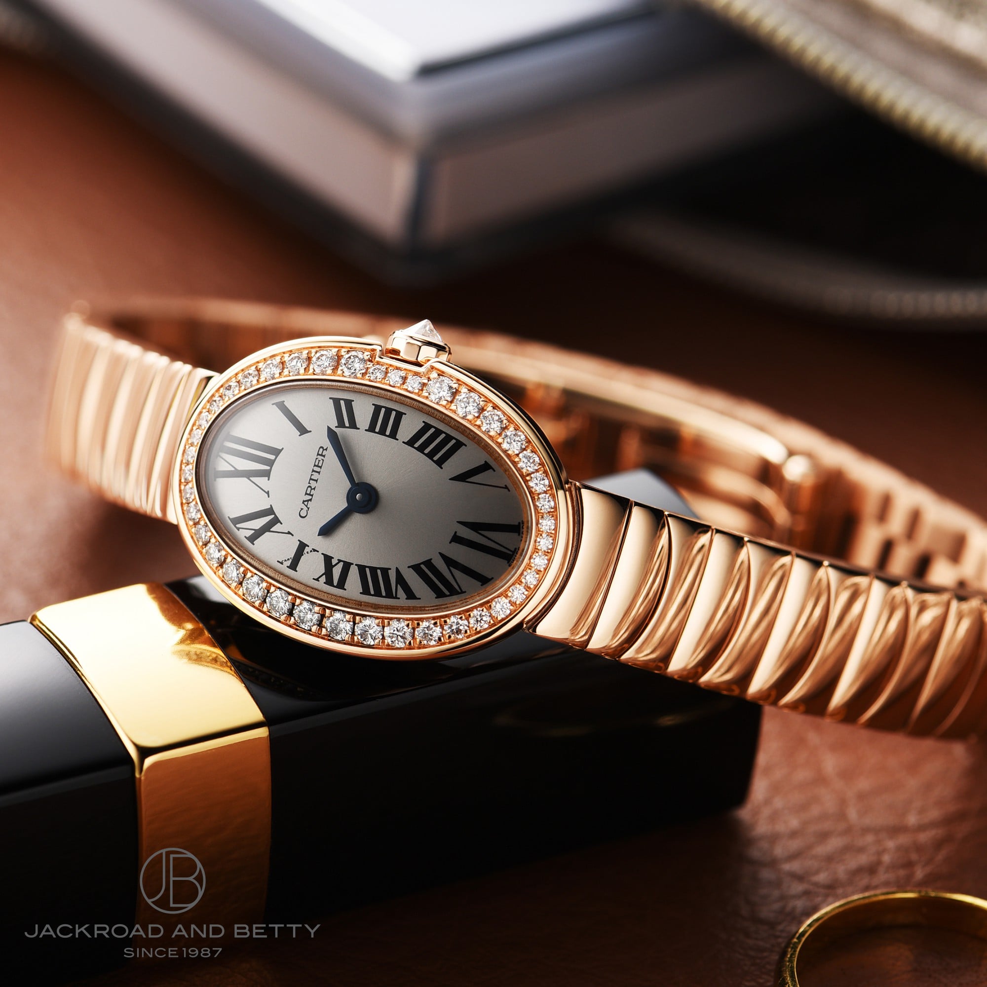 上品な女性が着ける、ピンクゴールドのブランド腕時計 | レディース 
