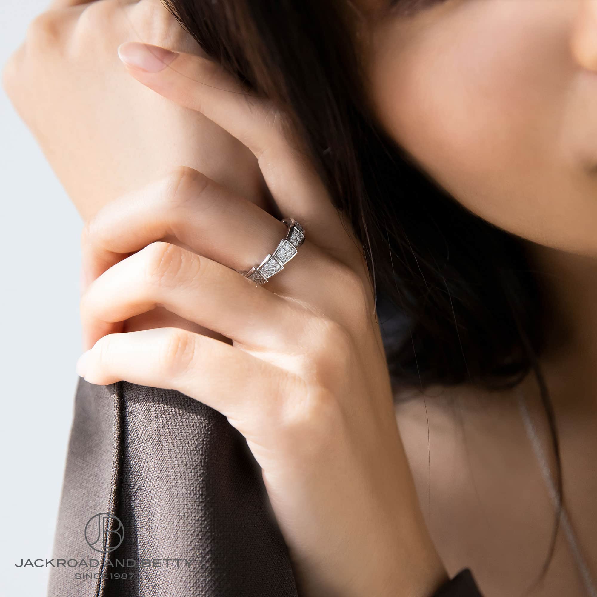 ブルガリ セルペンティ ヴァイパー ダイヤモンド リング 353514 女性モデル着用イメージ