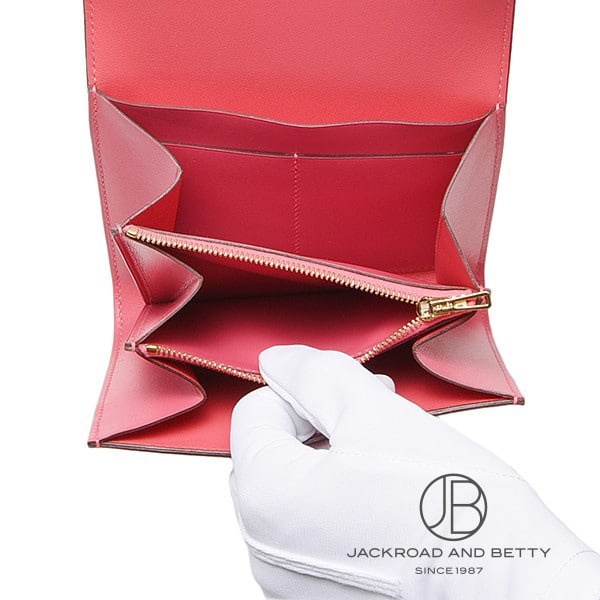 オープンポケット4つとジップ式小銭入れを備え、使い勝手には定評あり