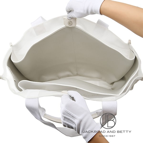 大容量のバッグは書類やモバイル機器の持ち運びに最適